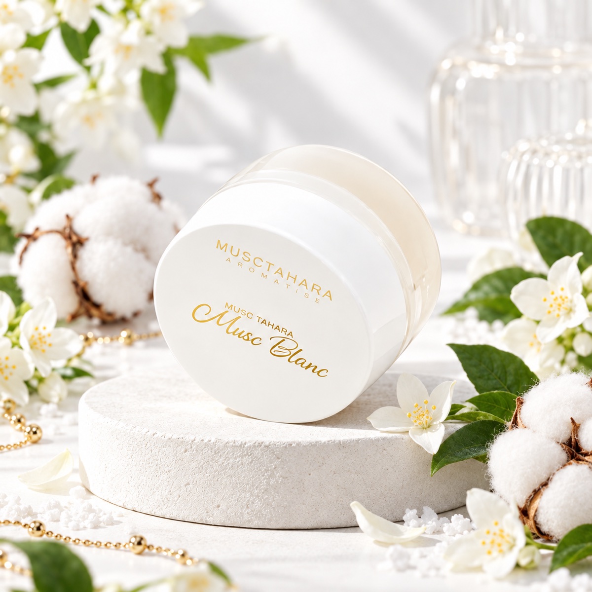 Pot de musc tahara Musc Blanc entouré de coton et de fleurs blanches